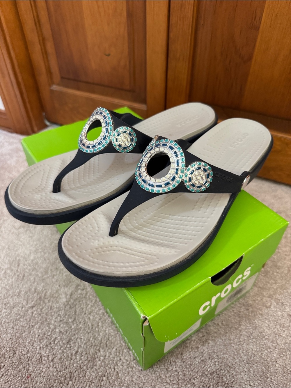 CROCS Women’s Sanrah Diamante Navy Sandals with Silver & Blue Rhinestone sz 8